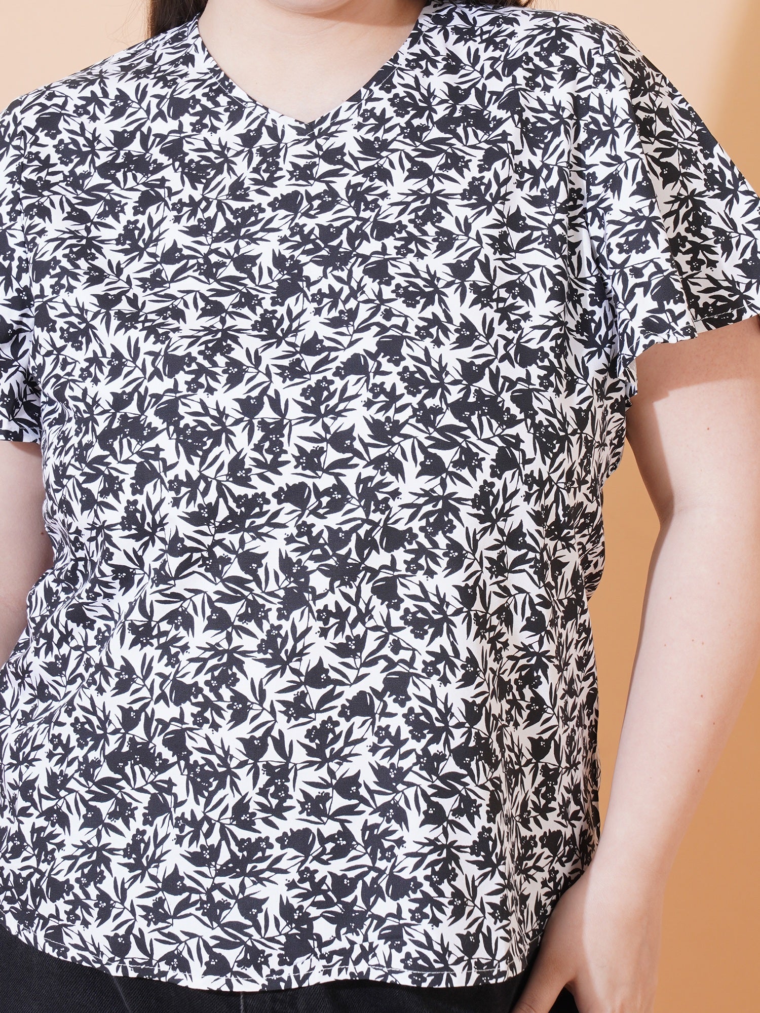 Women Floral Print Short Sleeves Regular Plus Size Top - Close View