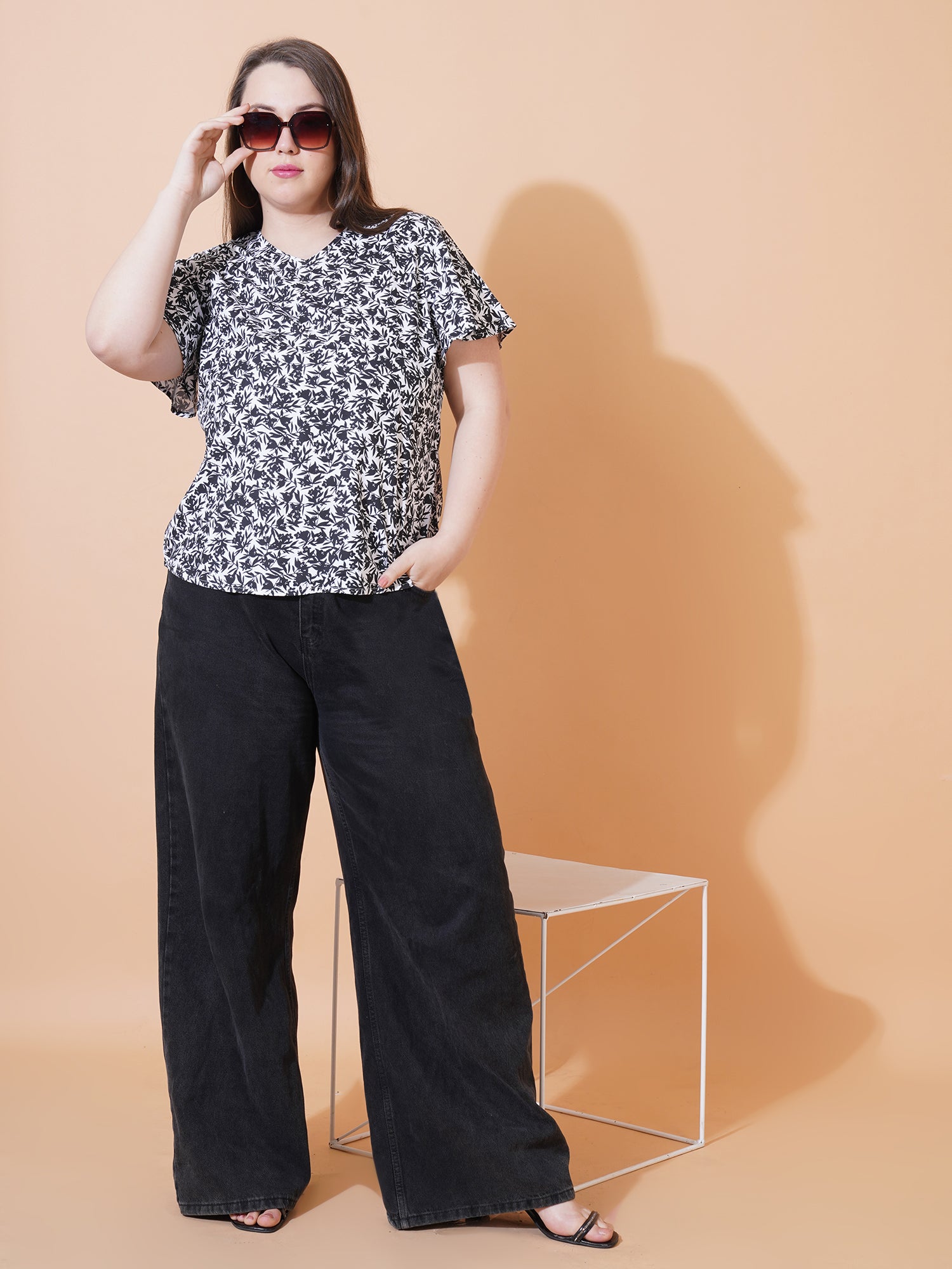 Women Floral Print Short Sleeves Regular Plus Size Top - Detail View