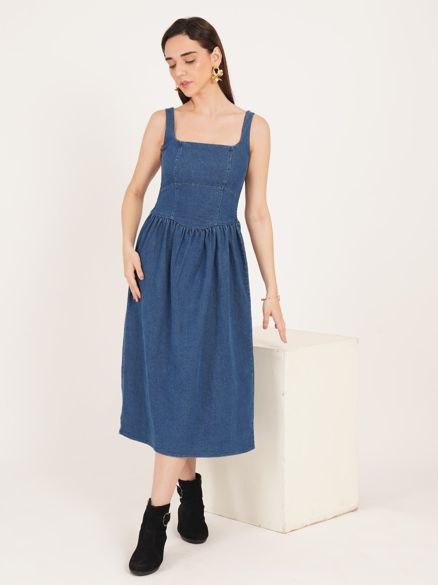women model wearing 100% cotton flared midi dress in blue color 