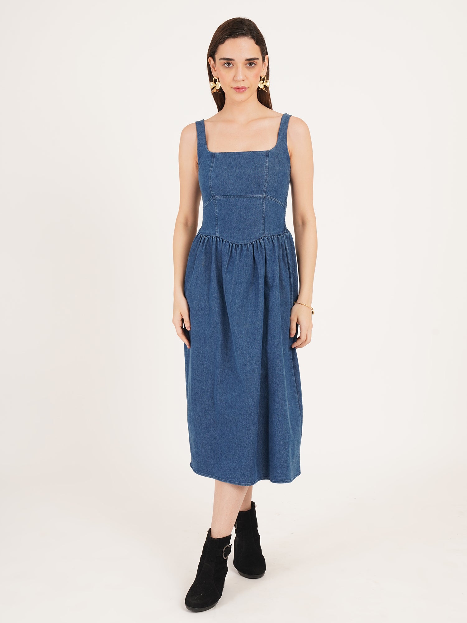 Women wearing 100% cottton shoulder strap midi dress with ear ring and black boots for complete looks.